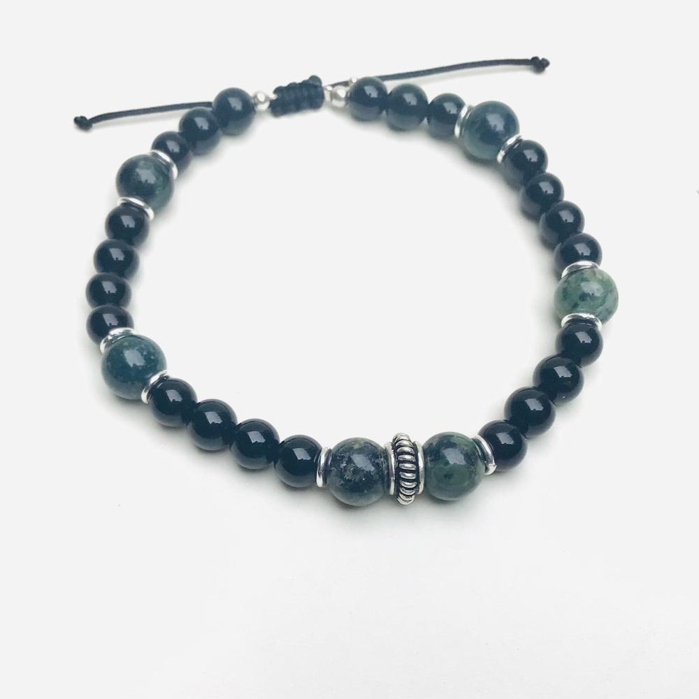 Bracelet homme kambaba onyx argent 925 byartmexbijouxAvec son design simple et élégant, ce bracelet en Kambaba et Onyx est un accessoire polyvalent qui s’intègre parfaitement à votre style, que vous soyez en tenue décontractée ou lors d’occasions plus formelles.