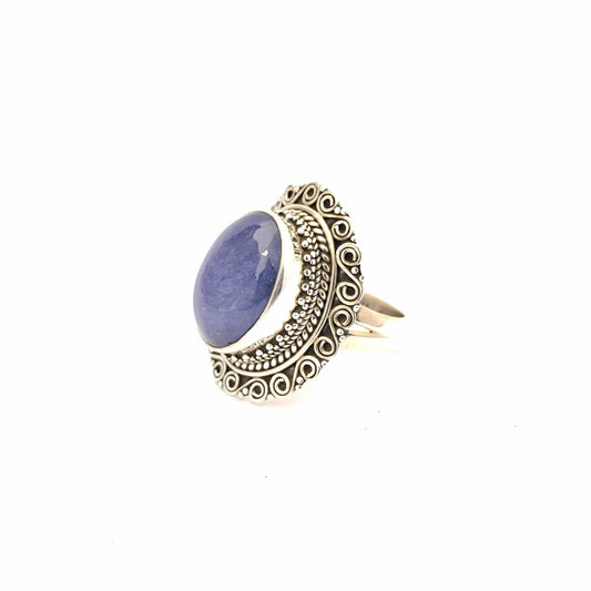 Bague en Tanzanite, Argent 925, Bijou en Tanzanite, Bague violette, Bijou de luxe. Mots-clés secondaires : Bague montée sur argent, Bijou en argent, Pierre naturelle en Tanzanite, Cadeau raffiné, Accessoire élégant.