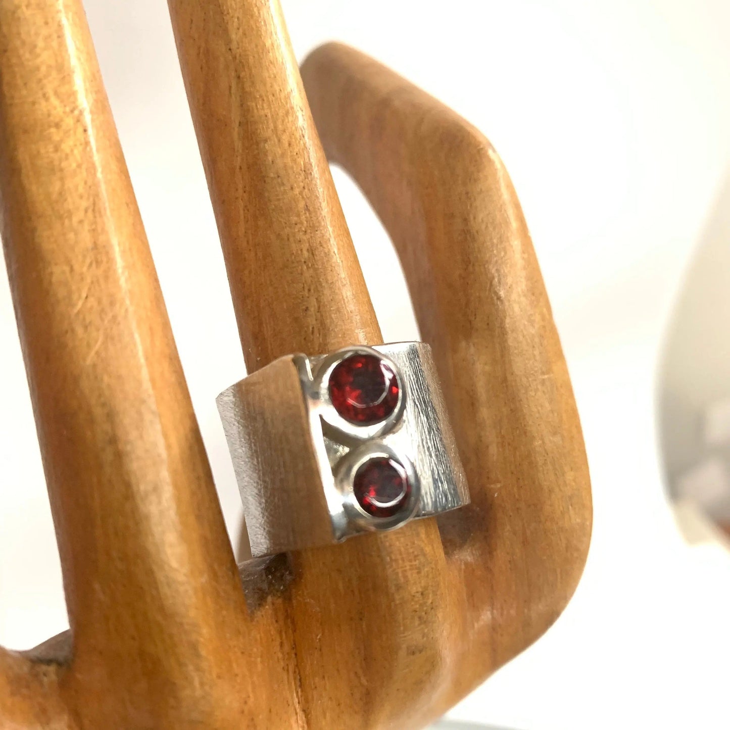 Bague Grenat et argent 925 - - Bijou d'Élégance et de Vitalité -