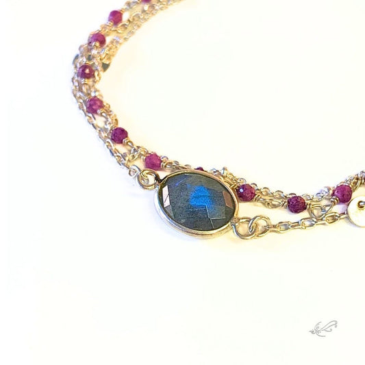 Gros plan bracelet Labradorite, multichaines argent 925 sur fond blanc - Kaela - vitalité profonde - byartmexbijoux