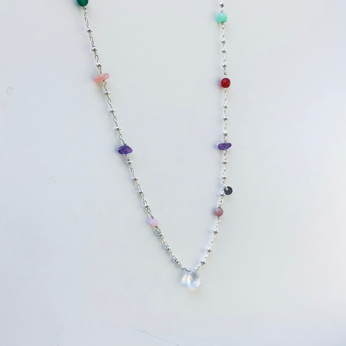 Sautoir en argent 925 et pierres naturelles - Le Nouméa byartmexbijoux Découvrez l’éclat Bohème de notre nouveau sautoir en argent 925 et son joli combiné de pierres naturelles aux couleurs vibrantes.

Une explosion de couleurs légères et ensoleillées qui nous transporte vers la beauté de l’été et ses soirées chaleureuses.