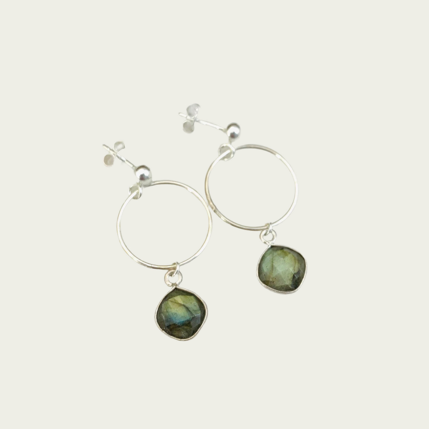 Boucles d'oreilles en argent 925 et Labradorite Byartmexbijoux épurées et élégantes, elles se marieront avec tous les styles et pour toutes les occasions