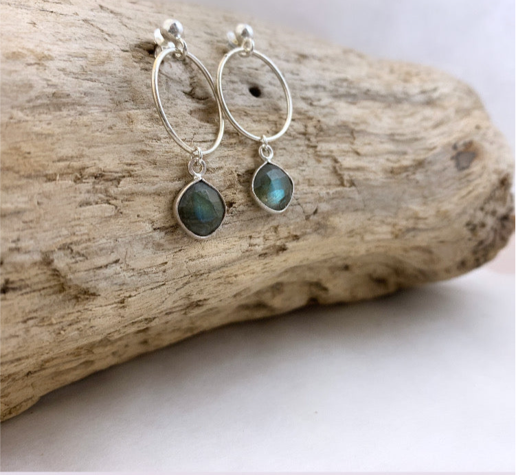 Boucles d'oreilles en argent 925 et Labradorite Byartmexbijoux épurées et élégantes, elles se marieront avec tous les styles et pour toutes les occasions