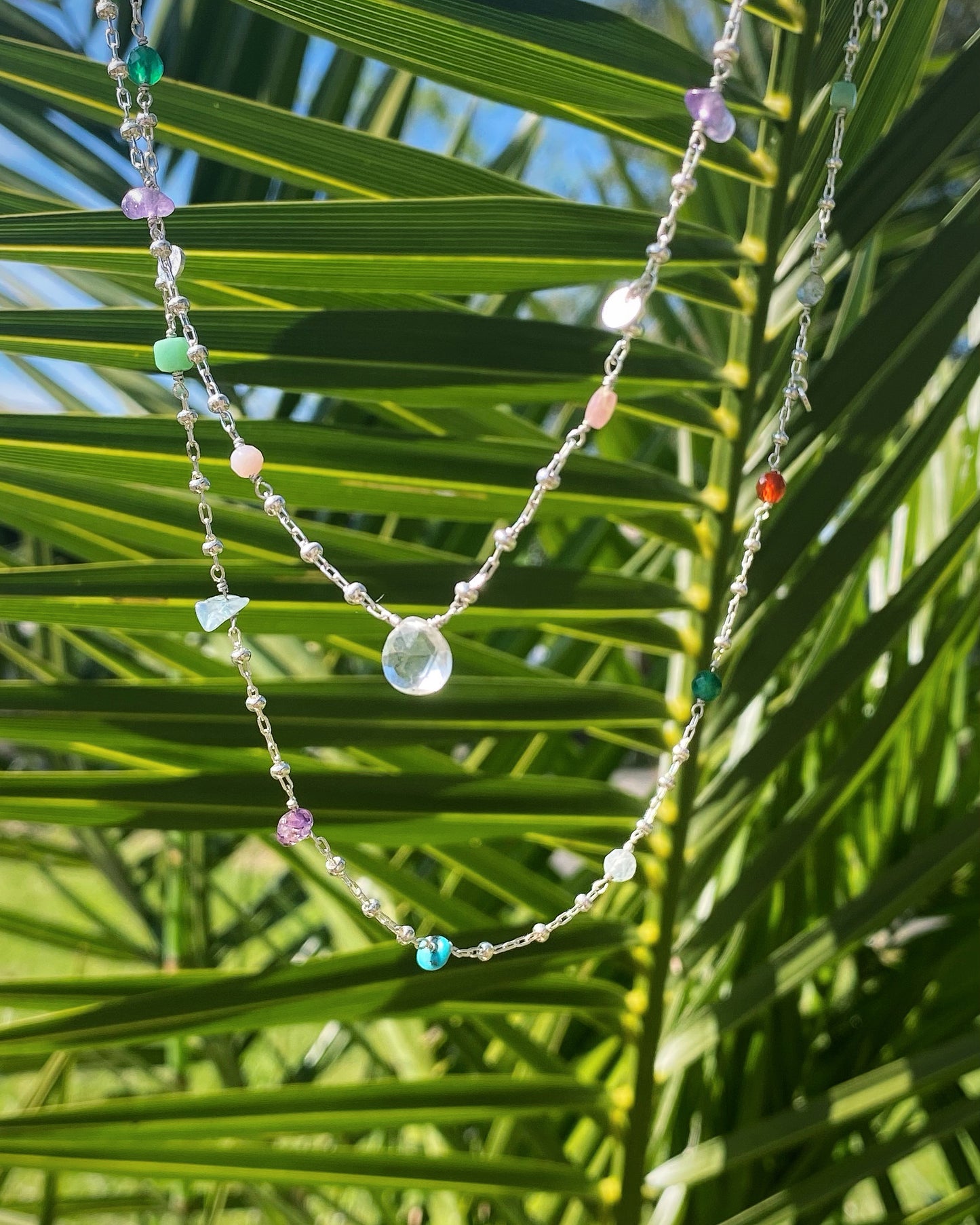 Sautoir en argent 925 et pierres naturelles - Le Nouméa byartmexbijoux Découvrez l’éclat Bohème de notre nouveau sautoir en argent 925 et son joli combiné de pierres naturelles aux couleurs vibrantes.

Une explosion de couleurs légères et ensoleillées qui nous transporte vers la beauté de l’été et ses soirées chaleureuses 