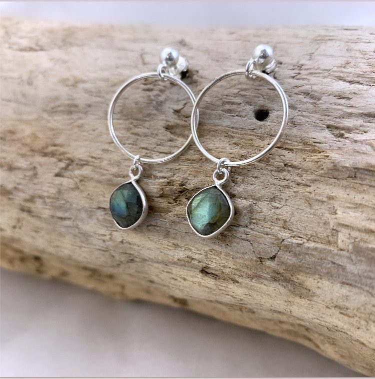 Boucles d'oreilles en argent 925 et Labradorite Byartmexbijoux épurées et élégantes, elles se marieront avec tous les styles et pour toutes les occasions