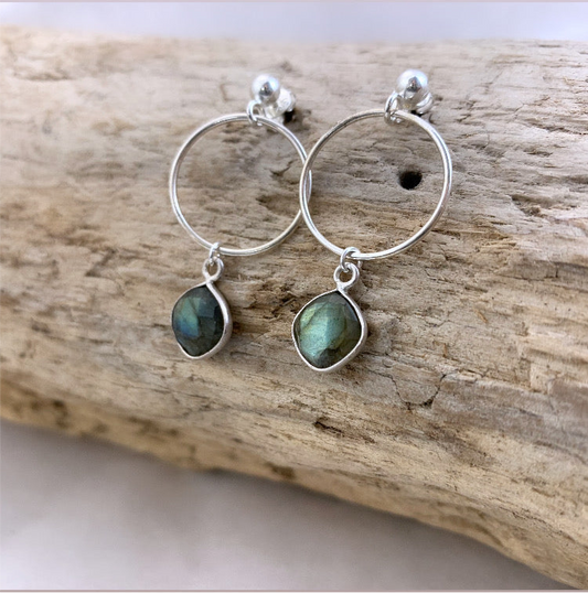 Boucles d'oreilles en argent 925 et Labradorite Byartmexbijoux épurées et élégantes, elles se marieront avec tous les styles et pour toutes les occasions