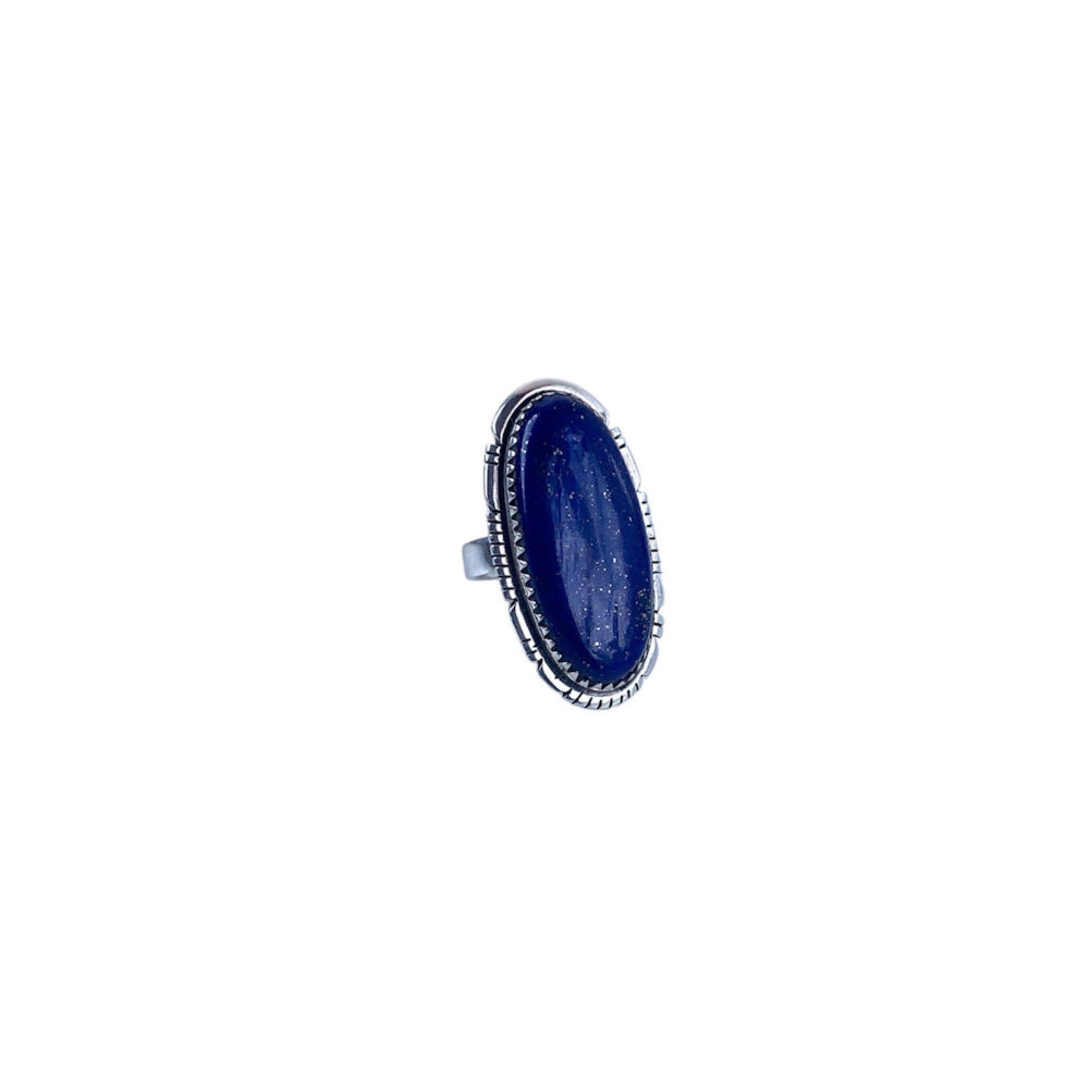 Vue d'une bague en Lapis LAzuli et argent 925 sur fond blanc