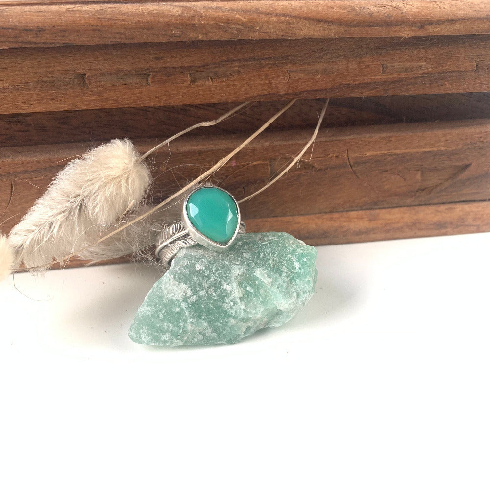 Bague Plume Amérindien Chrysoprase et Argent 925 posée sur une pierre verte - Séléna Byartmexbijoux