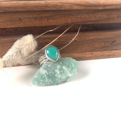 Bague Plume Amérindien Chrysoprase et Argent 925 posée sur une pierre verte - Séléna Byartmexbijoux