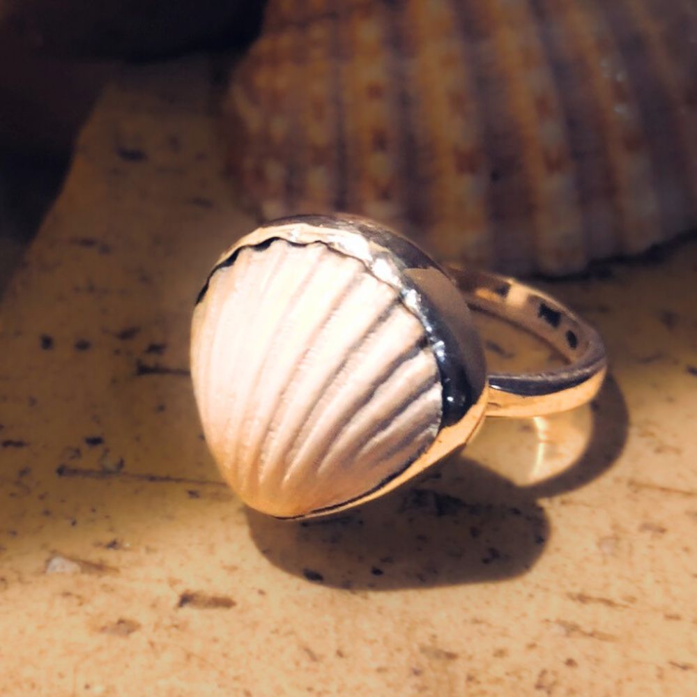 Bague Coquillage et Argent 925 posée sur un support Byartmexbijoux
