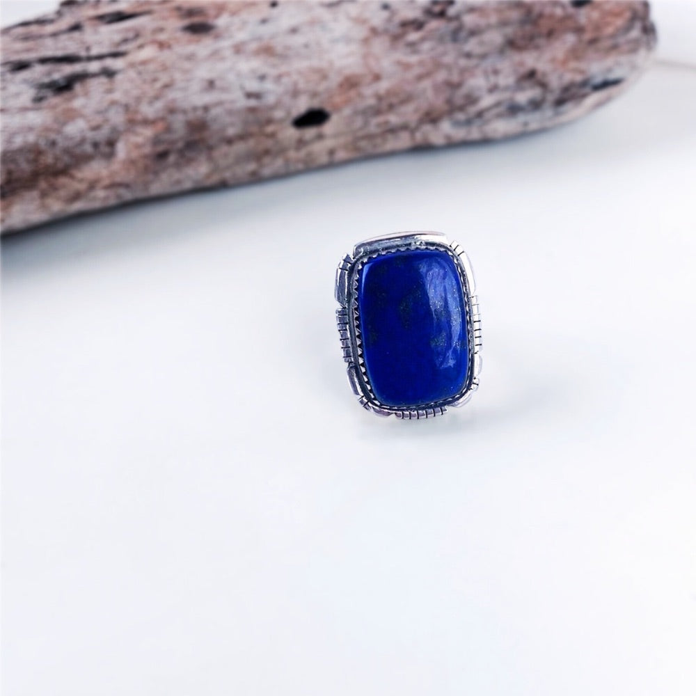 Bague Lapis Lazuli Argent 925 Serenity Sur fond blanc avec bois flotté en fond