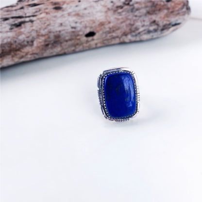 Bague Lapis Lazuli Argent 925 Serenity Sur fond blanc avec bois flotté en fond