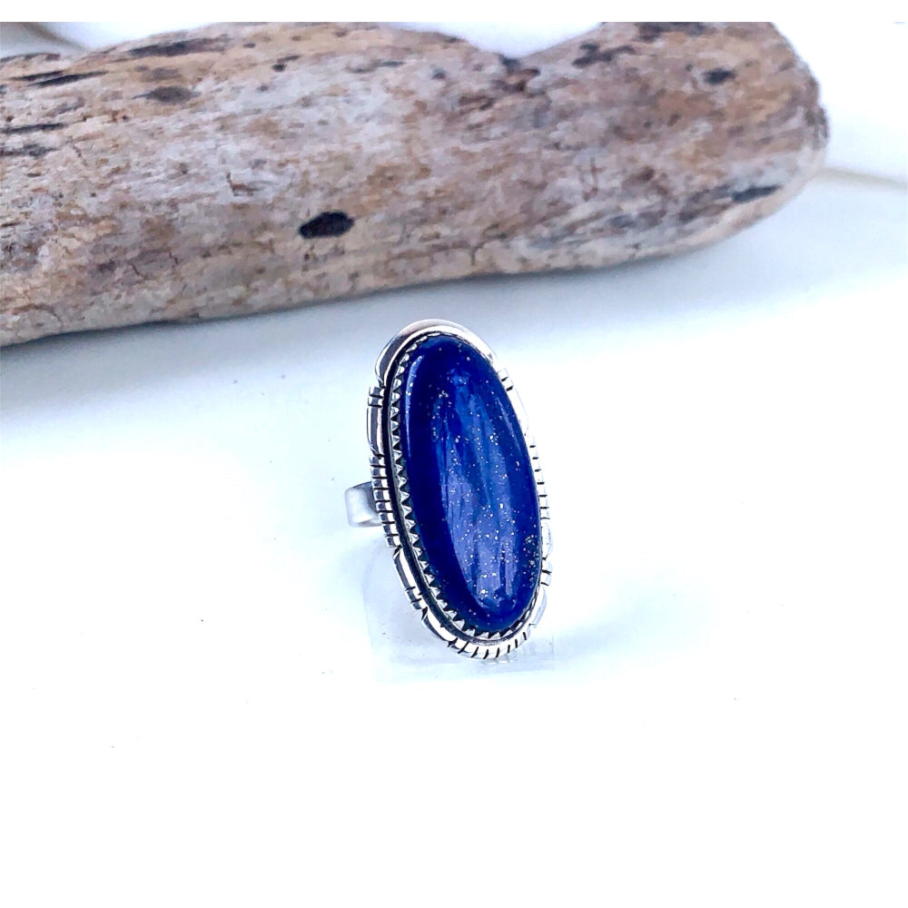 Bague Lapis Lazuli sur fond blanc