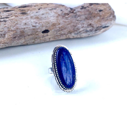 Bague Lapis Lazuli sur fond blanc