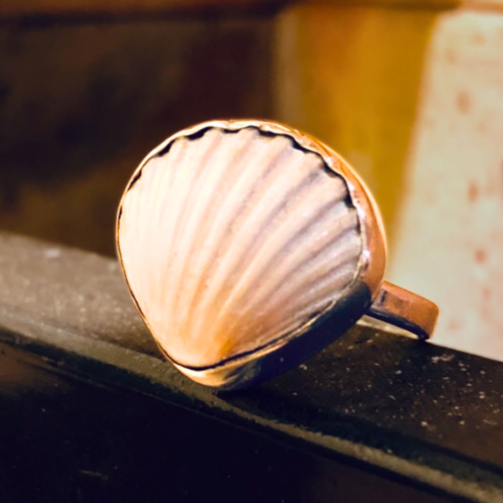 Bague Coquillage et Argent 925 posée sur un support Byartmexbijoux
