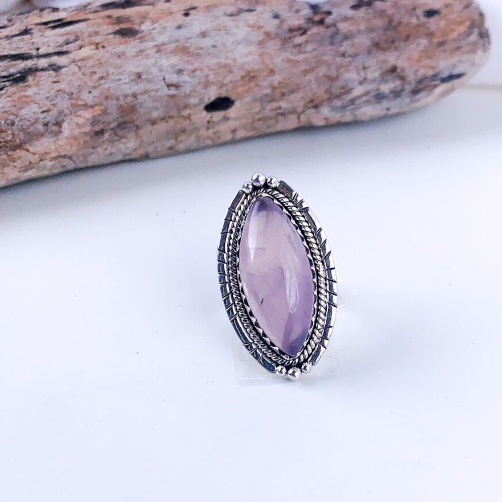 Bague Quartz Rose Argent 925 Sur fond blanc avec bois flotté en arrière plan