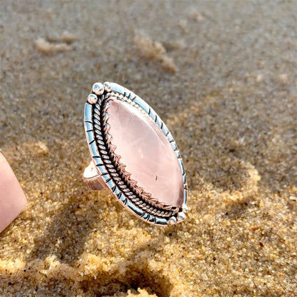 Bague Quartz Rose Argent 925 posé sur d’un sable à la plage
