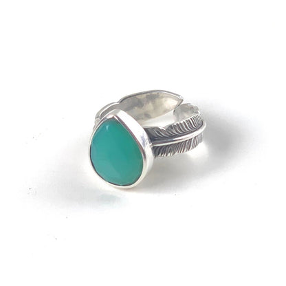 Bague Plume Amérindien Chrysoprase et Argent 925 vue de devant sur fond blanc - Séléna Byartmexbijoux