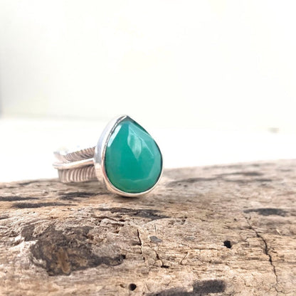Bague Plume Amérindien Chrysoprase et Argent 925 artisanale, posée sur un bois flotté - Une pierre apaisante, style amérindien, fabrication atelier - Séléna Byartmexbijoux 