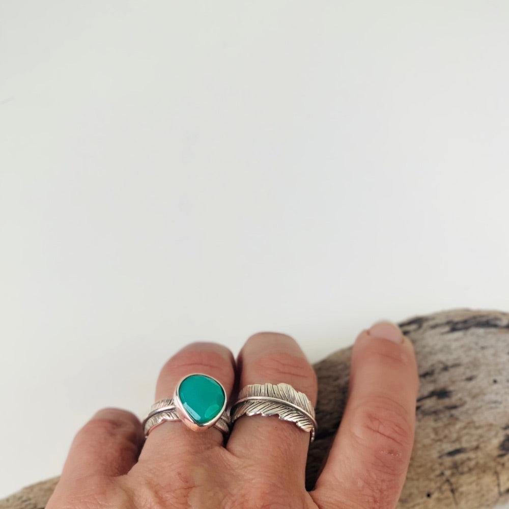 Bague Plume Amérindien Chrysoprase et Argent 925 artisanale, portée - Une pierre apaisante, style amérindien, fabrication atelier - Séléna Byartmexbijoux 