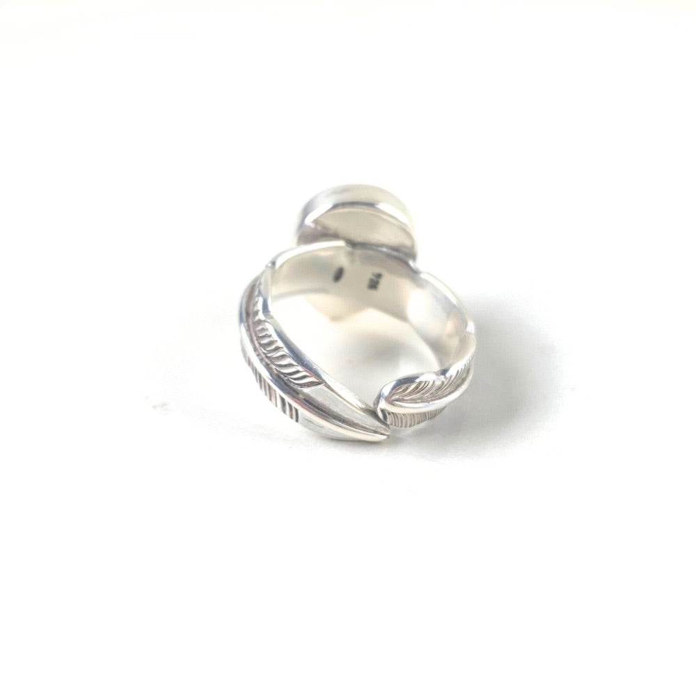 Dos d'une bague Plume Amérindien Chrysoprase et Argent 925 artisanale, posée sur un fond blanc - Une pierre apaisante, style amérindien, fabrication atelier - Séléna Byartmexbijoux 