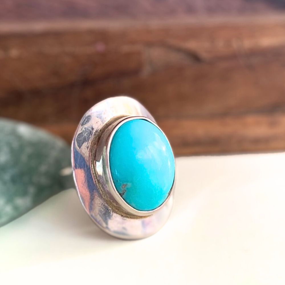 Bague en Turquoise d'Arizona et Argent 925, Mesa l'Intuitive, posé sur un fond en bois. La turquoise est une pierre d'intuition - Byartmexbijoux