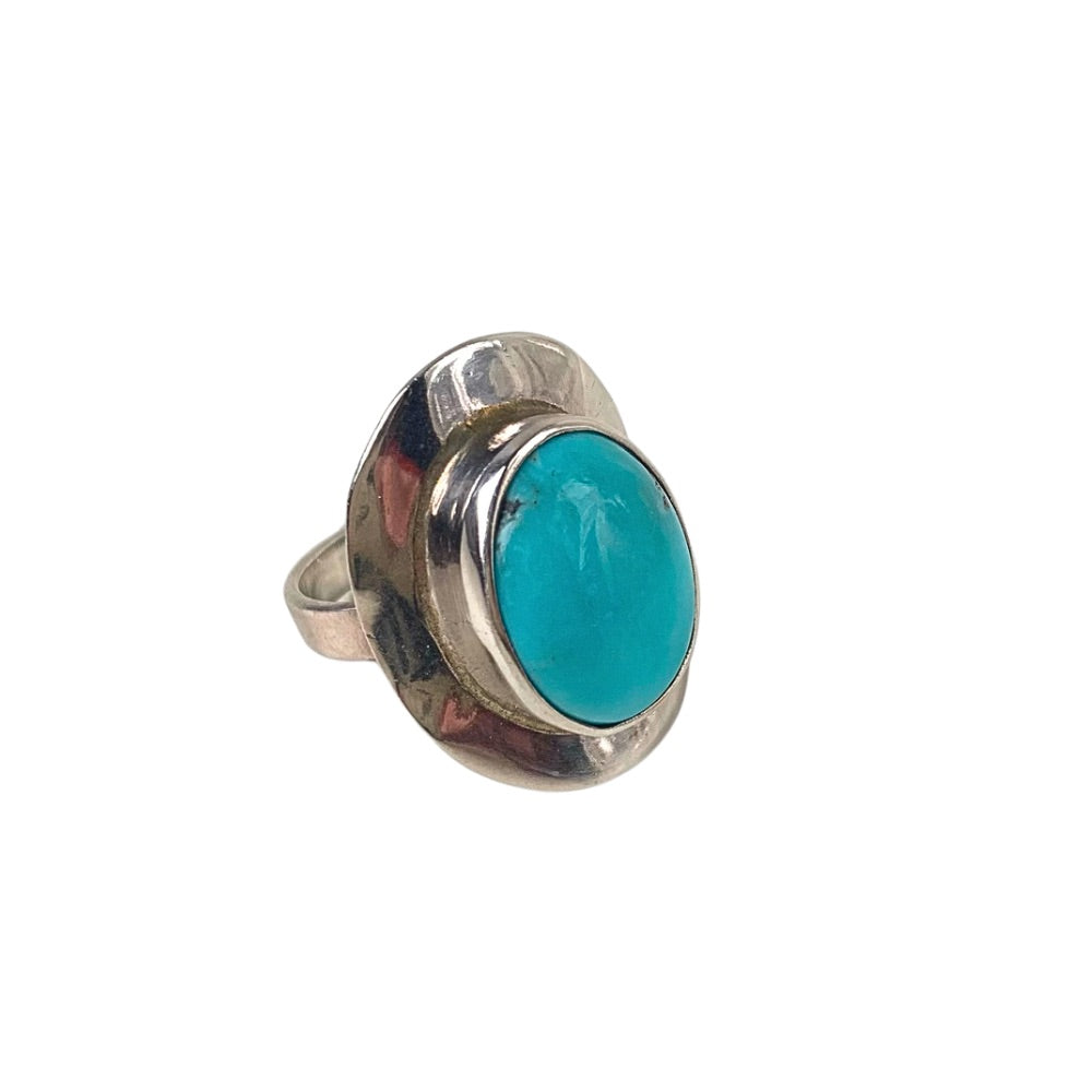 Bague en Turquoise d'Arizona et Argent 925, Mesa, posée sur fond blanc, Turquoise la pierre de la chance. Byartmexbijoux