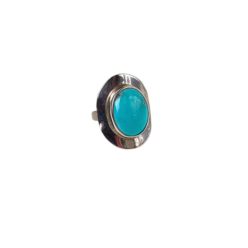 Bague en Turquoise d'Arizona et Argent 925, Mesa, posée sur fond blanc, Turquoise la pierre de la chance. Byartmexbijoux