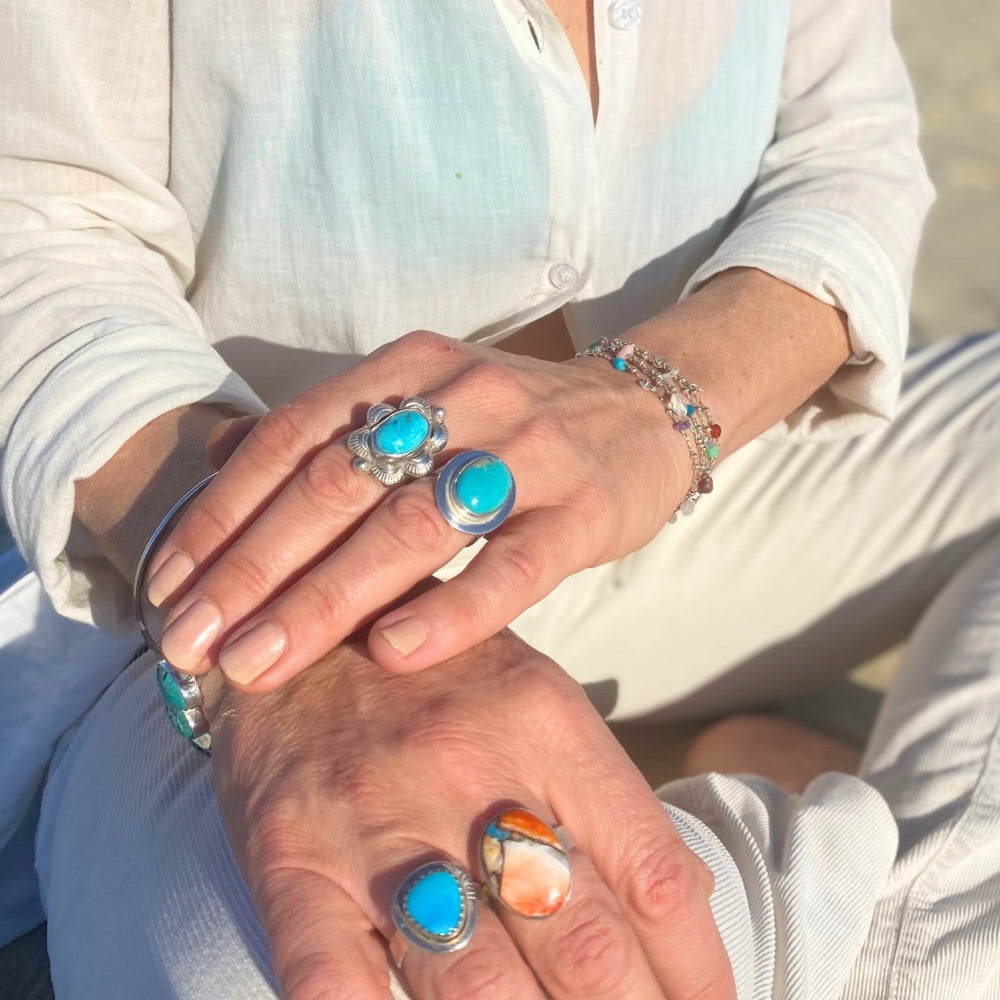 Bague en Turquoise d'Arizona et Argent 925, Mesa l'Intuitive, portées avec d'autres bagues. La turquoise est une pierre d'intuition - Byartmexbijoux