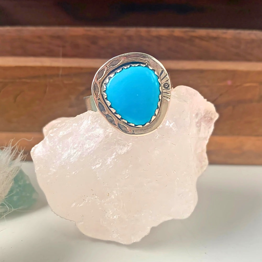 Bague en Turquoise d'Arizona et Argent 925, posé sur un quartz devant une boite en bois, Navajo la sagesse Amérindienne - Byartmexbijoux