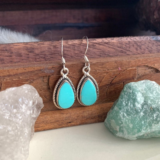 Boucles d’Oreilles en Turquoise d’Arizona et Argent 925 Selena accrochées sur une boite en bois, turquoise avec ses vertus protectrices, byartmexbijoux