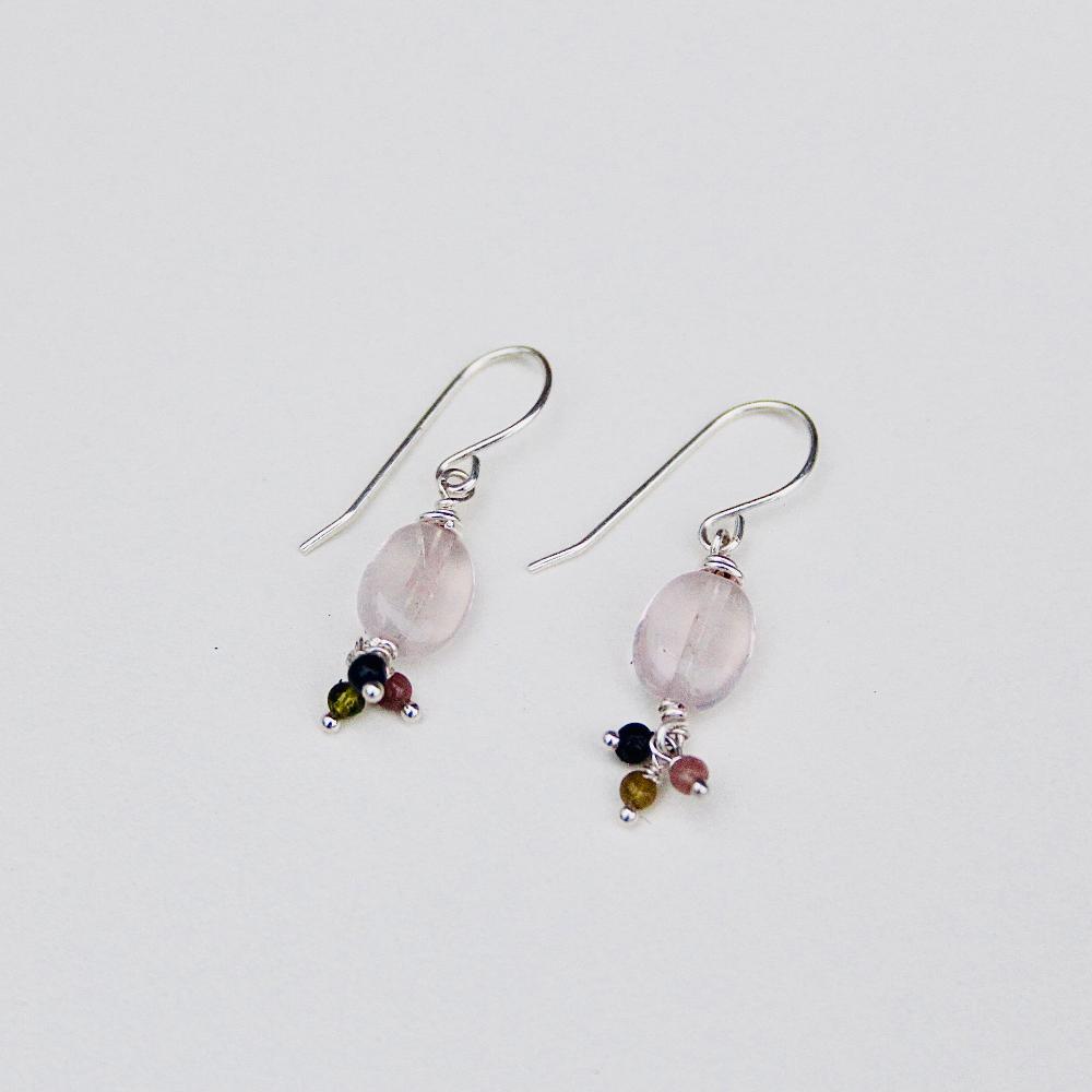 Vue d'ensemble sur fonc blanc d'une paire de Boucles d’Oreilles artisanale en quartz rose et argent 925 - byartmexbijoux