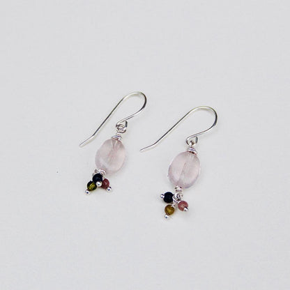 Vue d'ensemble sur fonc blanc d'une paire de Boucles d’Oreilles artisanale en quartz rose et argent 925 - byartmexbijoux