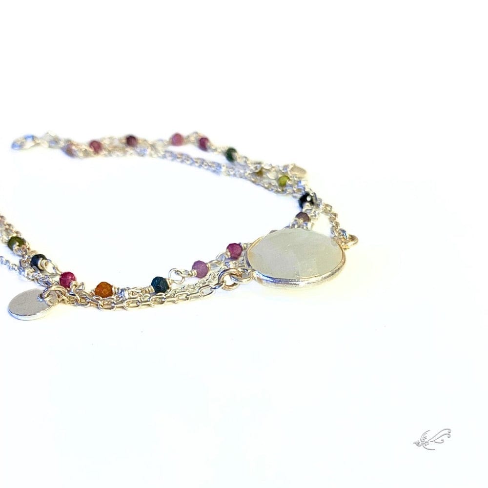 Gros plan bracelet en de lune et rosaire tourmaline multicolo & Argent 925 sur fond blanc - Luna _ Intuition