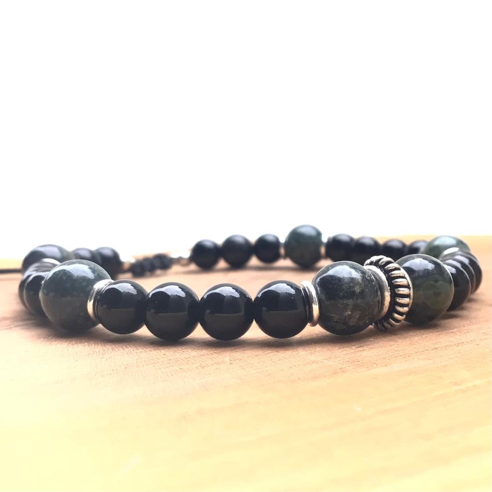 Bracelet homme kambaba onyx argent 925 byartmexbijouxAvec son design simple et élégant, ce bracelet en Kambaba et Onyx est un accessoire polyvalent qui s’intègre parfaitement à votre style, que vous soyez en tenue décontractée ou lors d’occasions plus formelles.