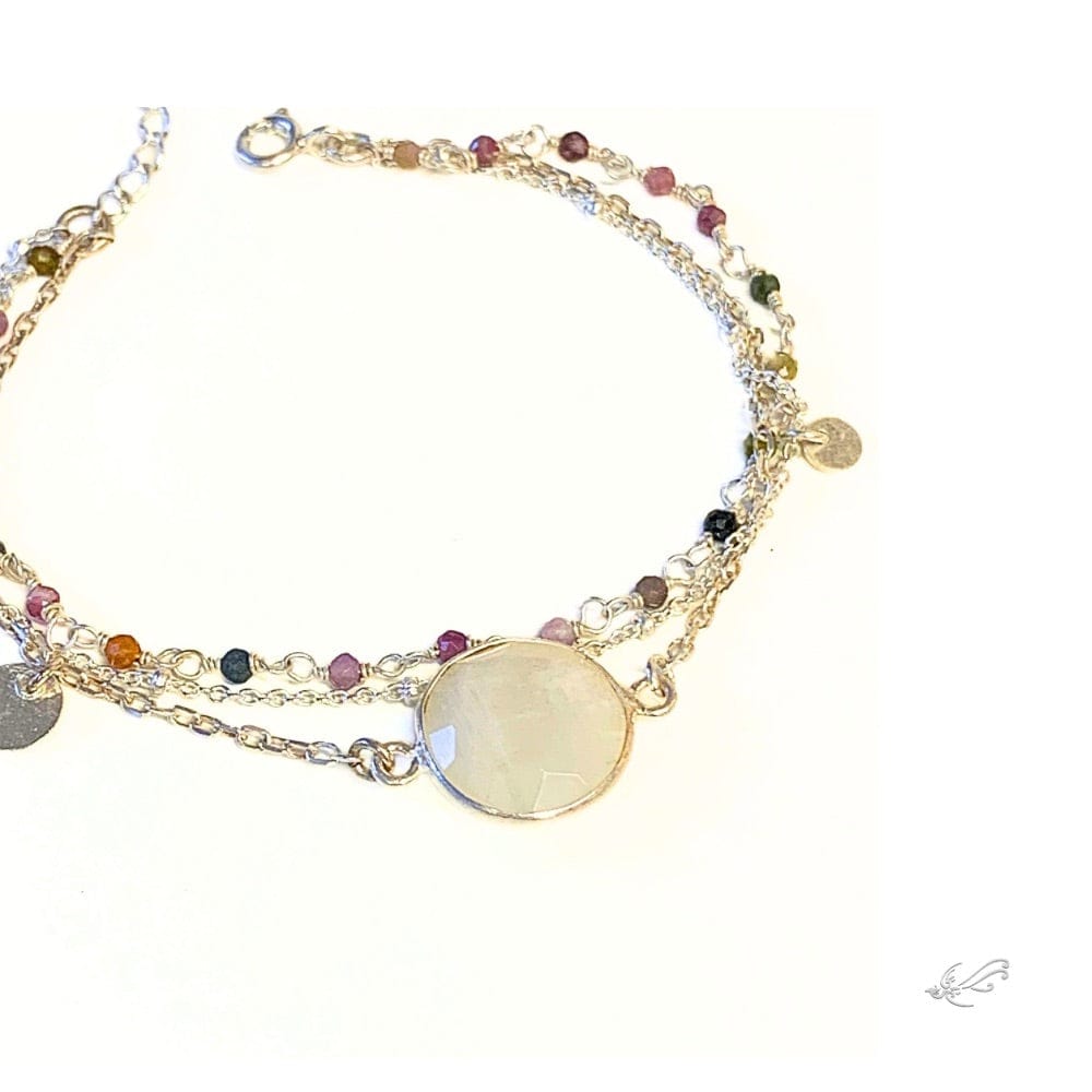 Gros plan bracelet multichaine sur fond blanc en Pierre de lune Naturelles/ rosaire tourmaline multicolore & Argent 925 - Luna - Intuition - Byartmexbijoux