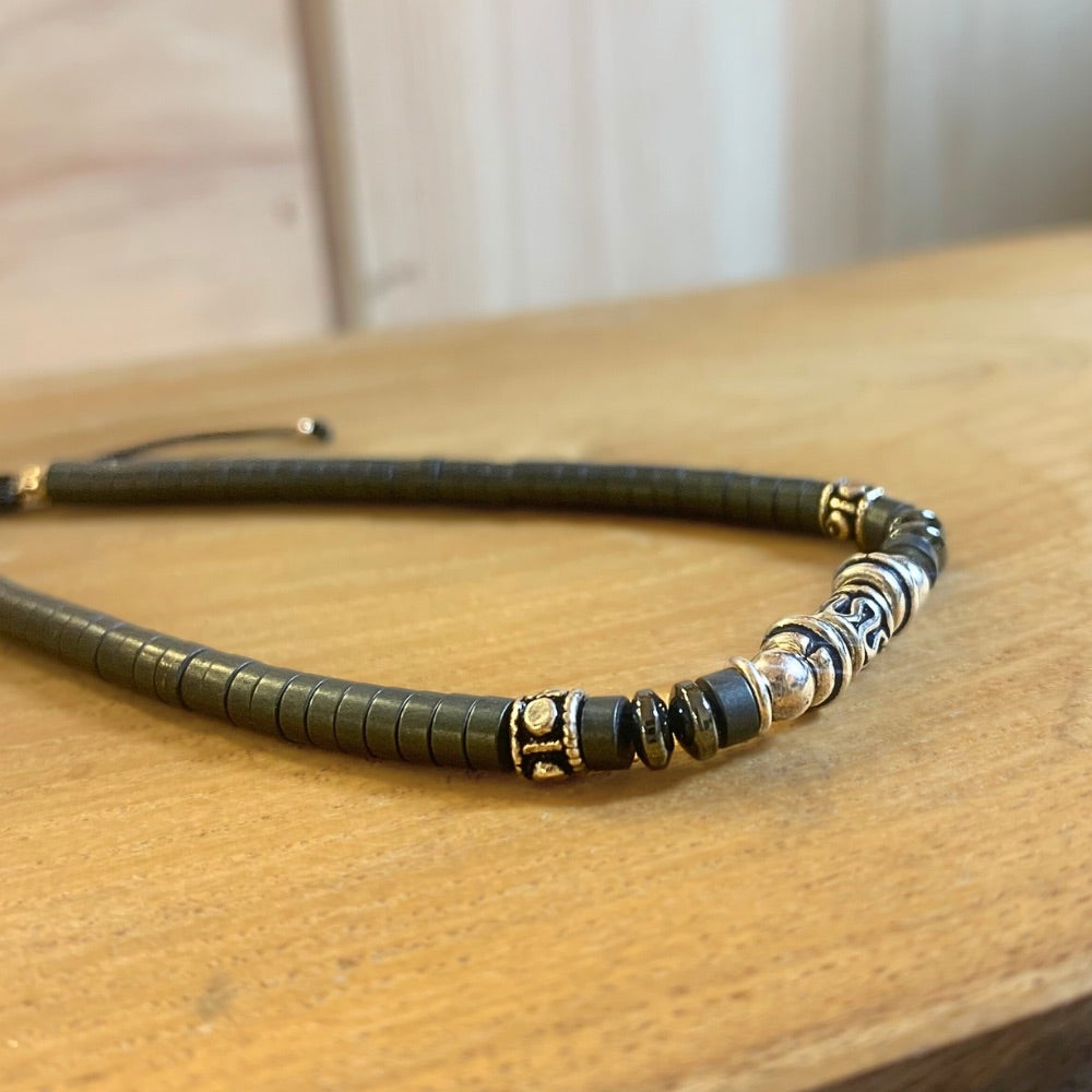 Bracelet Heishi Homme Hématite et Argent 925 posé sur un socle en bois - Ancrage - Byartmexbijoux