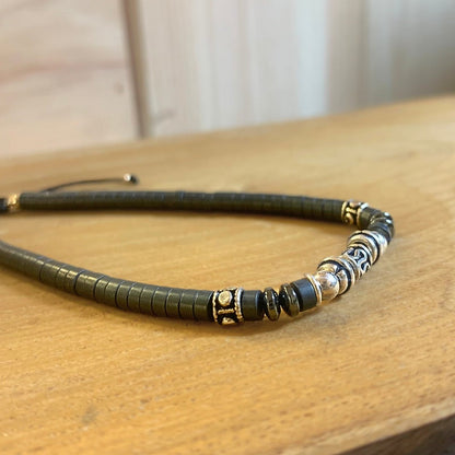 Bracelet Heishi Homme Hématite et Argent 925 posé sur un socle en bois - Ancrage - Byartmexbijoux