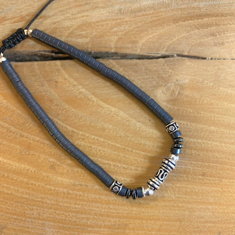 Bracelet homme en Heishi Hématite et Argent 925 posé sur table en bois - Ancrage - fait main - Byartmexbijoux