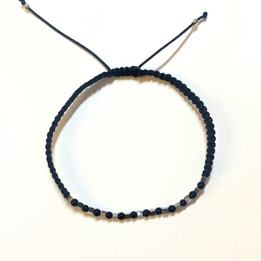Vue d'ensemble d'un bracelet Macramé Hématite et Onyx 4 mm sur fond blanc - Structure et Sobriété Byartmexbijoux