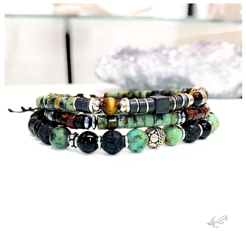 plusieurs bracelets hommes en pierre naturelles et argent 925 posés l’un sur l’autre 