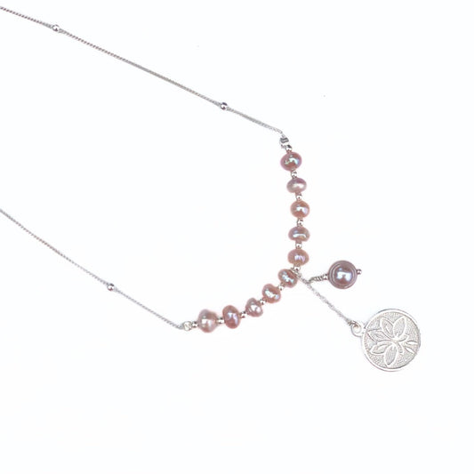 Collier Argent 925 et Perles naturelles saumon sur fond blanc - Amphitrite - byartmexbijoux