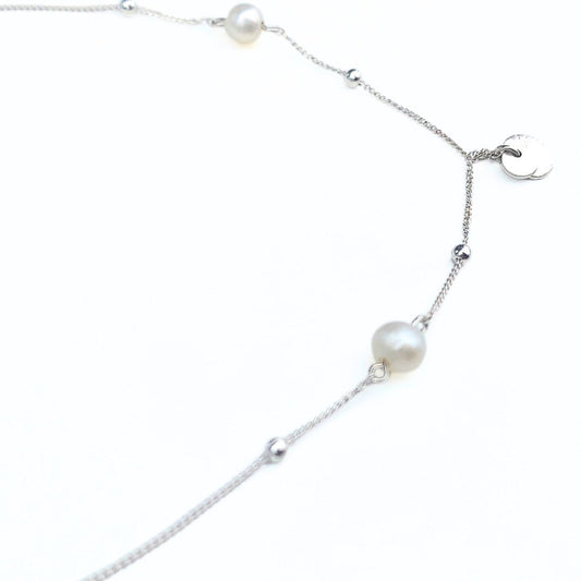 Collier en perles d’eau douce et chaîne perlée sur fond blanc - Galatée - Byartmexbijoux