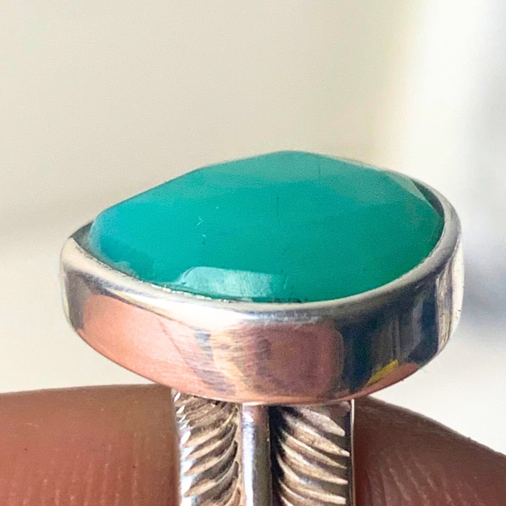 Gros plan d'une bague Plume Amérindien Chrysoprase et Argent 925 artisanale. Une pierre apaisante, style amérindien, fabrication atelier - Séléna Byartmexbijoux 