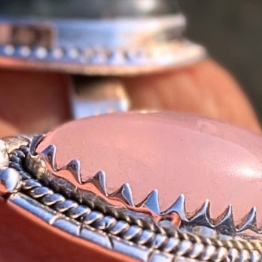 gros plan d’une bague en quartz rose et argent 925