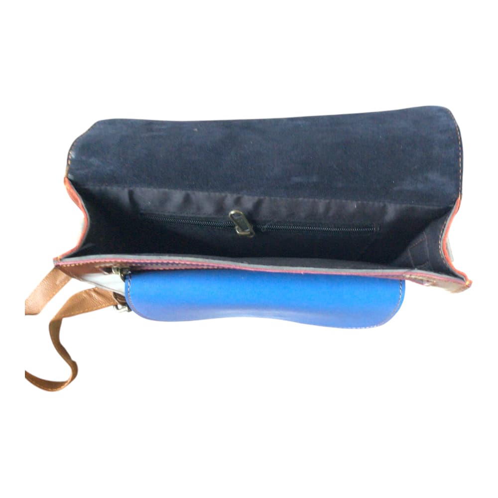 intérieur d'un sac modèle Dehli sur fond blanc
