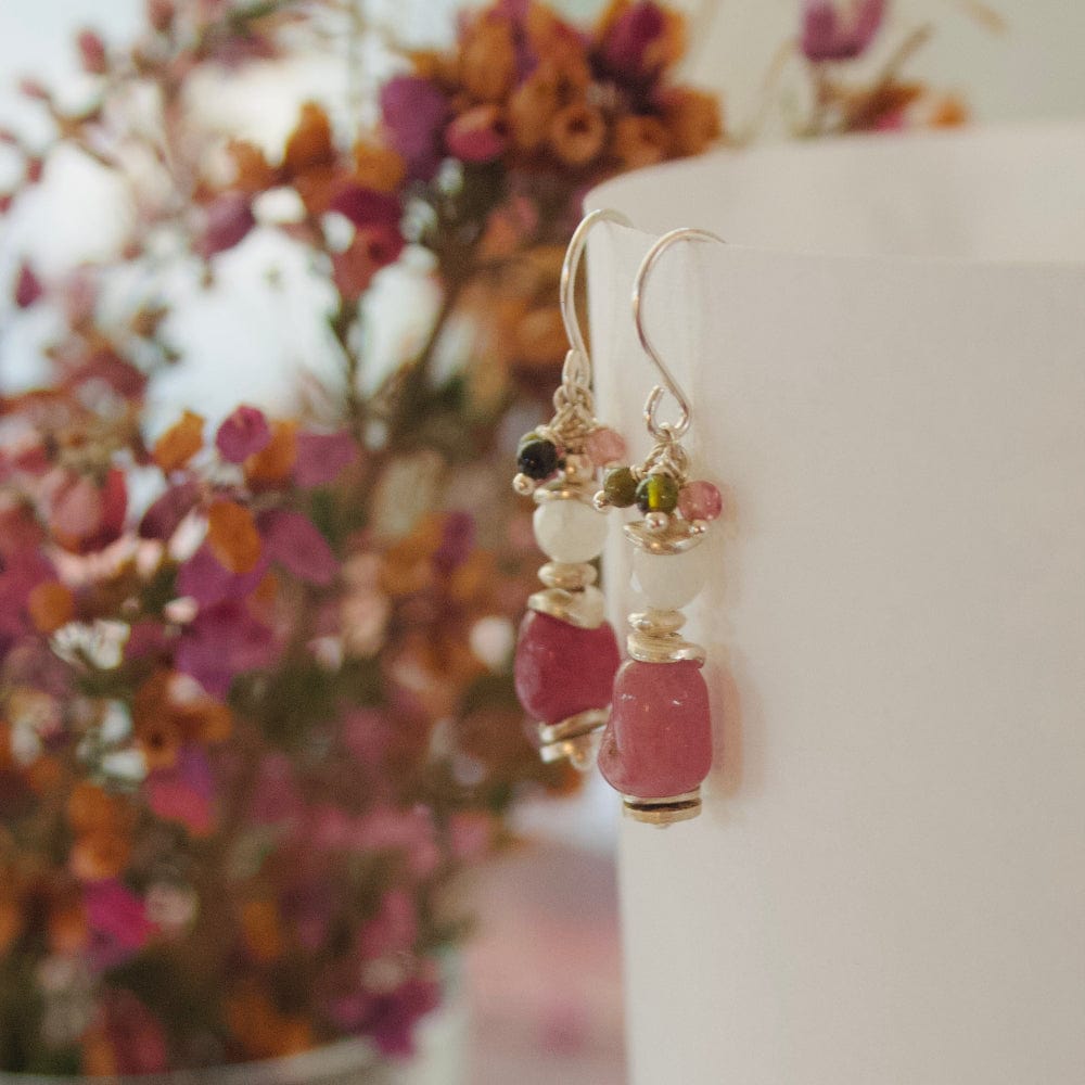 Paire de boucles d’oreilles créations en tourmaline rose e argent 9é( posées sur le rebord d’une tasse