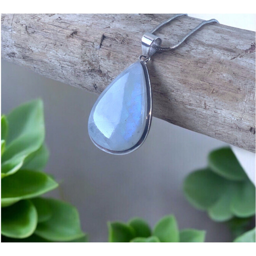 Pendentif Pierre de Lune posé sur bois flotté et succulent à coté