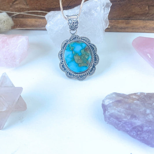 Pendentif Turquoise du Népal et Argent 925 - Azura - posé contre une boite en bois - turquoise pierre protectrice - Byartmexbijoux