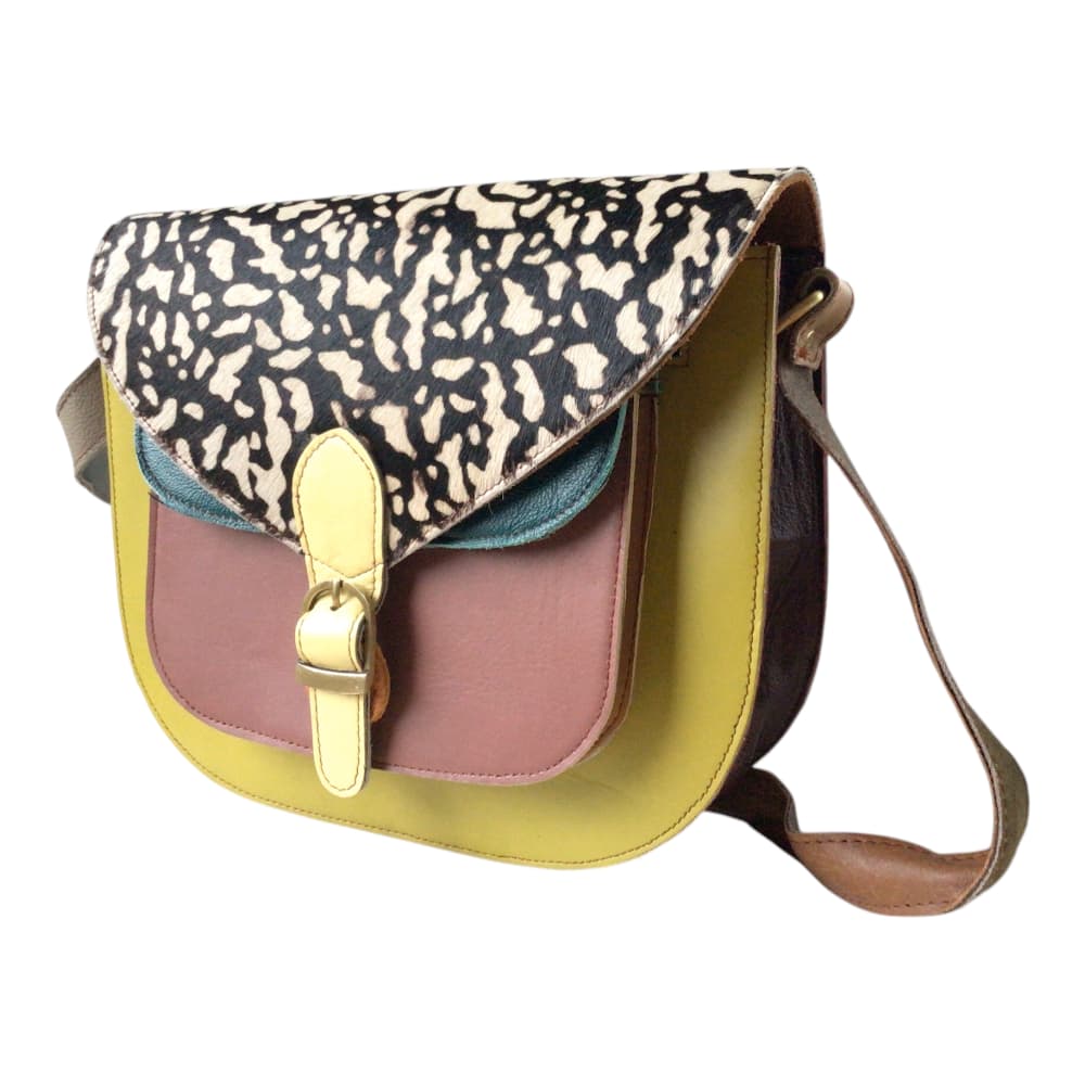 Vue d’ensemble d’un sac à main femme en cuir recyclé noir et rabat en imprimé animal sur fond blanc